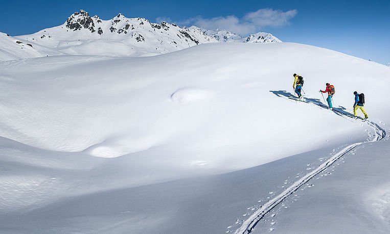 Skitourengruppe auf der Schneepiste