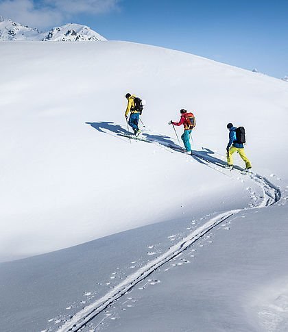Skitourengruppe auf der Schneepiste