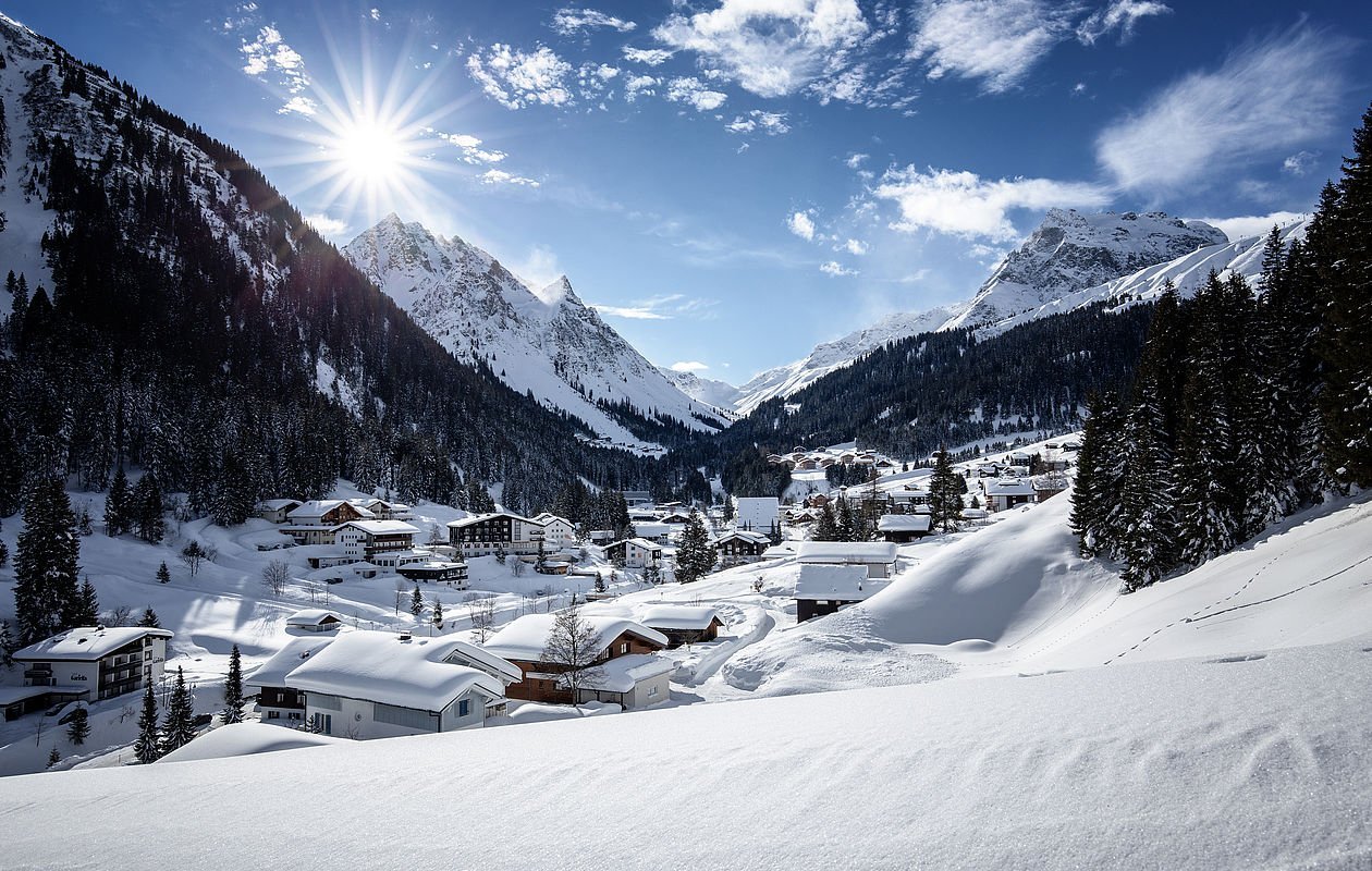 Bergblick auf den verschneiten Ort Gargellen