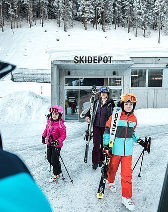 Skifahrer beim Skidepot an den Bergbahnen