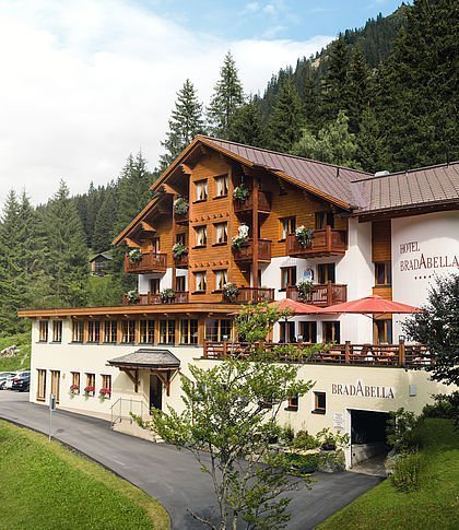 Hotel Bradabella, Aussenansicht im Sommer