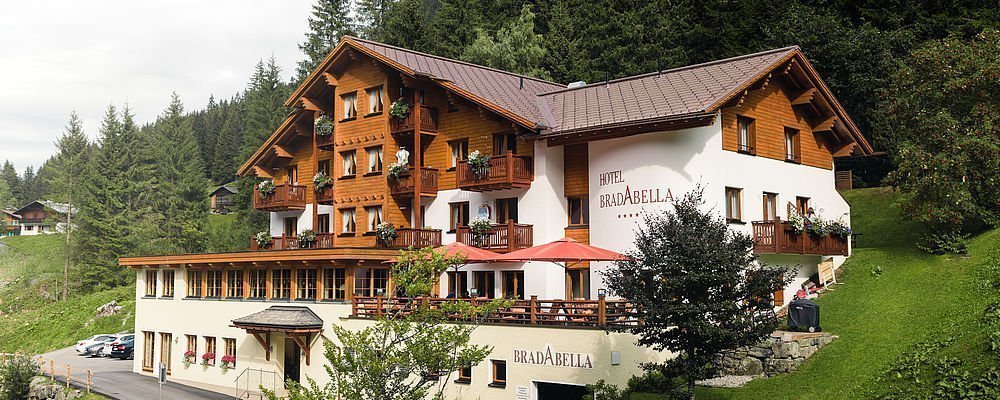 Hotel Bradabella, Aussenansicht im Sommer