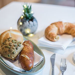 Frühstücksauswahl und frisches Gebäck im Hotel Bradabella 