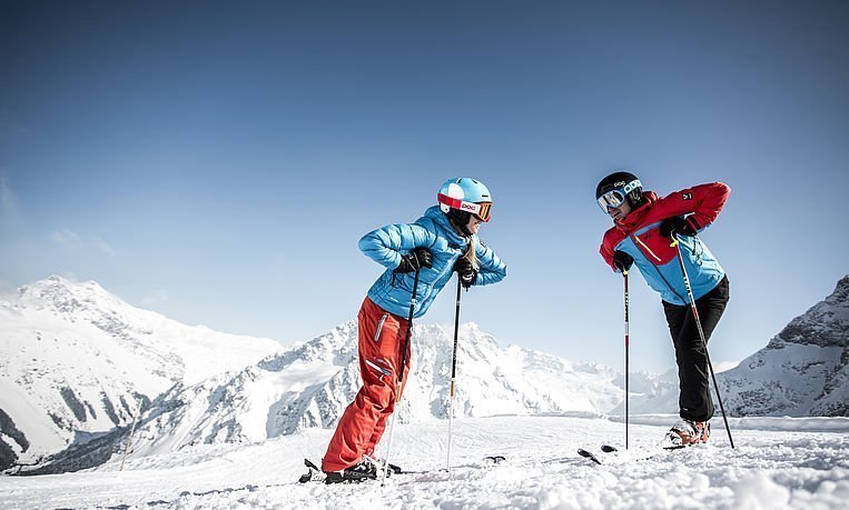 Skifahrer mit Blick auf das Bergpanorama