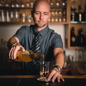 Barchef Lambert bei der Arbeit